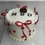 کیک تولد ارتفاع دار با دیزاین ساده HBD