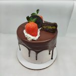 کیک ساده دو نفره با دیزاین شکلات و توت فرنگی