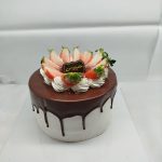 کیک با دیزاین خامه  توت فرنگی و شکلات