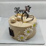 کیک کلاسیک با دیزاین گل سفید
