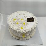 کیک با دیزاین گل سفید